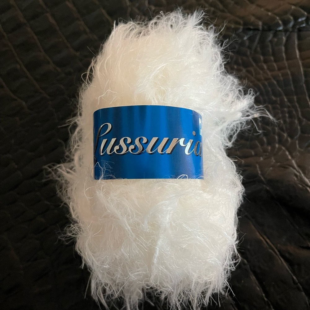 Lussuria White Fluffy Yarn